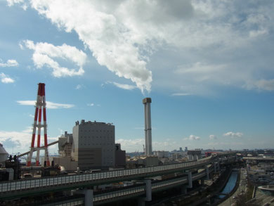 住宅地から僅か400mに立地している神戸発電所1・2号機