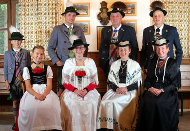 von links: Jugendgrupe, Plattler, Festtagsgewand- und Hochzeitsgewand, Beerdigungsgewand