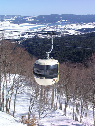 La funivia in inverno,sullo sfondo il lago innevato