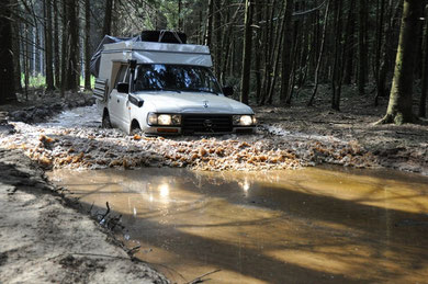 Schlammbad - hält den 96-er Toyota jung