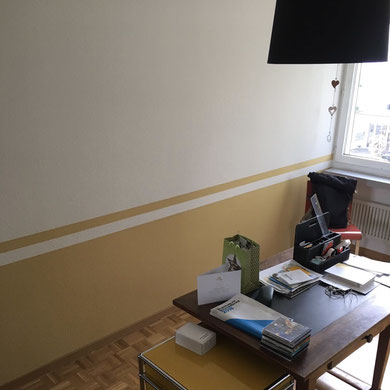 Das Arbeitszimmer wurde mit einer farbigen Wand umgestaltet, die dem Raum Leben und Persönlichkeit verleiht. Durch die Farbberatung nach Feng Shui in Zürich, Zürichsee und Umgebung wurde der Raum zu einem inspirierenden Arbeitsumfeld.