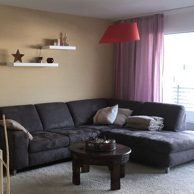 Wohnzimmer mit farbiger Wand und Vorhang