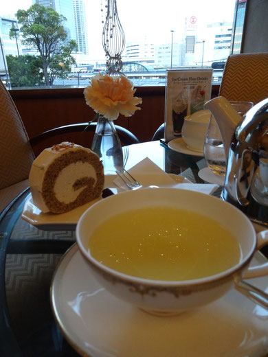 こちらは、GW中のカフェ・セッションでのTea　time。TWGの紅茶のロールケーキがほんとうに美味しかったなぁ♪　豊かな時間でした･･･横浜べシェラトン　ラウンジ