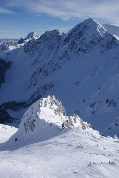 Die letzten steilen Meter hinauf zum Gipfelplateau, im Hintergrund der Hochstuhl mit dem Ausstieg aus der Joahnnsenrinne (links vom Gipfel)