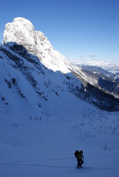 Aufstieg im Kar, Blick nach Norden zum Dobratsch