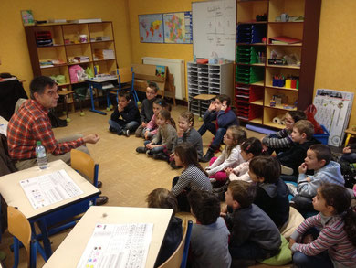 Roland Guillou raconte aux CP de l'école St Aubin de Guérande