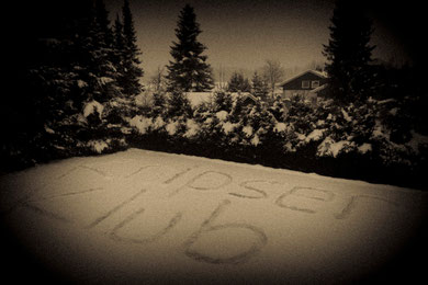 Motto "Der Knipserklub in alten Zeiten". Das Wort "Knipserklub" wurde riesengroß in den Schnee "gestampft" und mit div. Mitteln (Faschingsfarbe, Wein, Saft) versucht besser sichtbar zu machen.