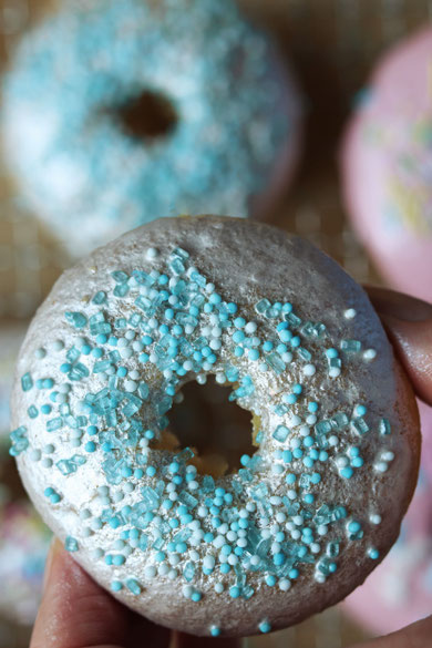 Donut mit blauen Streusel