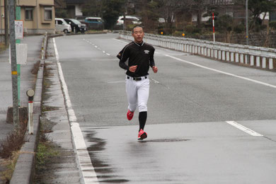 さすが3年、遅れてスタートしたのに最速タイム!トップでゴール