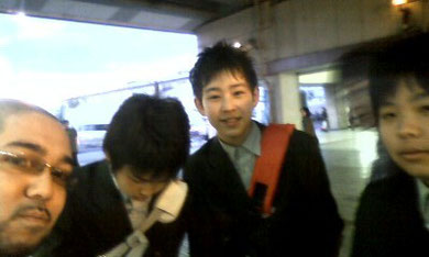 近鉄大久保駅中2の少年達と♪