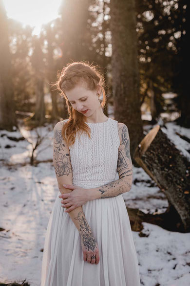 natürliche Brautkleider aus Baumwolle - Moderne Braut mit einem natürlichen Brautkleid von Elementar – fotografiert in der Natur. Das Kleid besteht aus umweltfreundlicher Bio Baumwolle und symbolisiert bewusste Eleganz für den großen Tag.