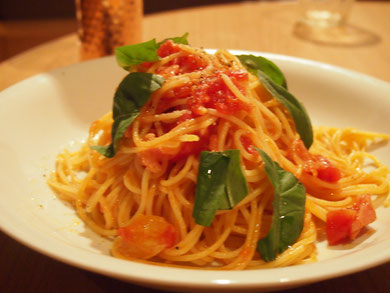 一番作るシンプルトマトとバジルのパスタ。トマトとバジルの相性ってなんでこんなにいいのだろう・・