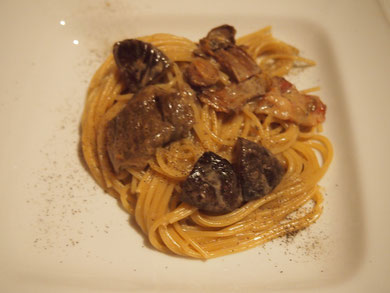 秋の味覚^^ 乾燥ポルチーニを使ってのクリームパスタ^^ 生シイタケも入れて 触感とポルチーニの風味を味わいます♫ フィレンチェに行ったときにまとめ買いするっ予定だったポルチーニ。。結局日本でもいつでも購入できるということで食材系は結局購入せず。成城石井さんで購入。ポルチーニの戻し汁を入れるのがおいしいポイント^^ リゾットにもグッドです