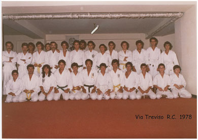 Foto di gruppo al Dojo Seigokan in via Treviso