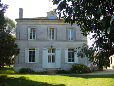 Côté nord, vue sur le magnolia et son parc