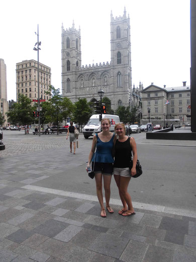 Sarah und ich vor dem Notre Dame