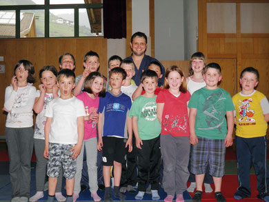 Alexander Niedermair Trainer Yoseikan Budo 1° Dan mit den Kindern aus Stilfs