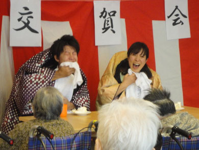 こちらは職員による二人羽織(^^)施設長が語り役をしてくださり、大爆笑の大盛り上がりとなりました(^^)