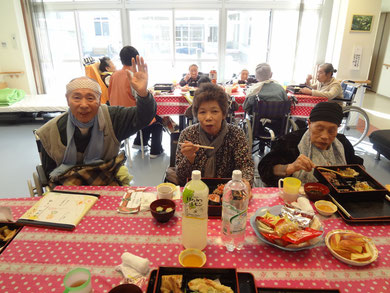 最後はみんなでお食事会です。厨房職員が心を込めてひとつひとつ手作りしました。