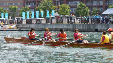 一般市民女子決勝でゴール直前を力漕する『レガール』