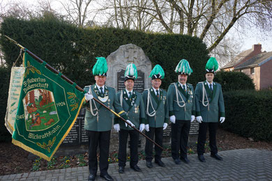 Die Fahnengruppe vor der Herz-Jesu Kirche Wickrathhahn