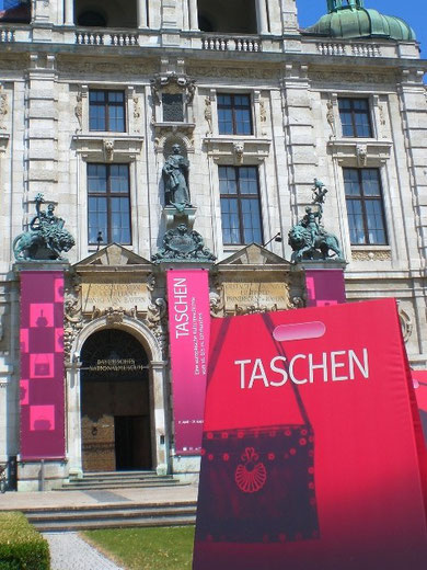 絶大な宣伝効果!バイエルン国立博物館の前には巨大3Dバッグが!