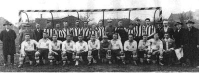 Mannschaft von 1920- 1930, untere Reihe:   G.Gastrich, K.Neuwirt, K.Tkocz, F.Olenik, F.Seckel, H.Hörde, B.Kruse, E.Henkel, H.Seckel, F.Neuwirth, J.Tkocz