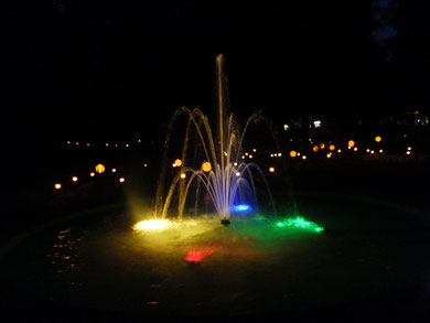 beleuchteter Springbrunnen im Kurgarten.