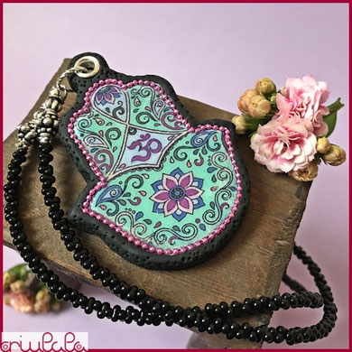 Pendente realizzato con pasta modellante, mano di Fatima, con decorazioni floreali e simbolo "OM"