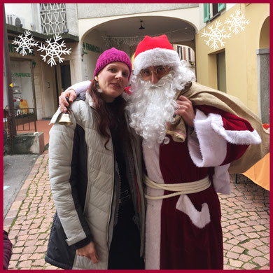 Triulala in Begleitung des Weihnachtsmanns unter den antiken Portici von Ponte Tresa (CH)