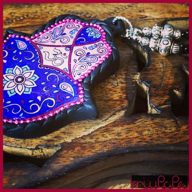 Anhänger "LuckyHand" aus schwarzer Modelliermasse, Hand von Fatima, mit Blumenverzierung und Symbol "OM"