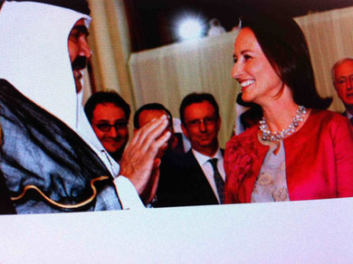 Hamad Bin Khalifa Al-Thani  et Ségolène Royal lors d'un forum  «Démocratie, Développement et libre échange» à Doha, en avril 2008. REUTERS Un pays pas fréquentable, mais très fréquenté par les politiques français