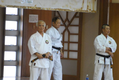 Aufnahme von Arakagi Sensei (links), Nagamine Takayoshi Soke (mitte) und Taira Sensei (rechts) aus dem Jahr 2010, gemacht im Budokan/Okinawa
