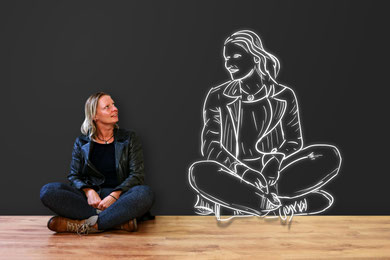 Frau sieht sich selbst als Kreidezeichnung. Ein Sinnbild für Selbstbewusstsein, Selbstkommunikation und neue Perspektiven in der Psychotherapie.