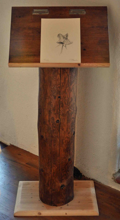 Holzständer (verschiedene Holzarten) und Bleistiftzeichnung "Balletto"