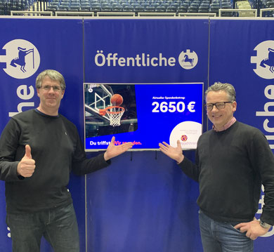 Endlich ein Grund, sich über einen "Korb" zu freuen: Jörg Meyne (WegGefährten) und Karsten Jeschke (Öffentliche Versicherung Braunschweig)