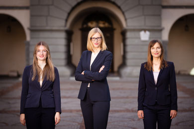 Mag. Sara Terbuch, Mag. Katharina Haiden-Fill, MBL, Mag. Elisabeth Lentner, LL.M. am Domplatz