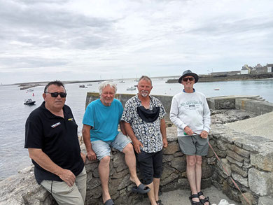 Au pied du phare de Men Brial