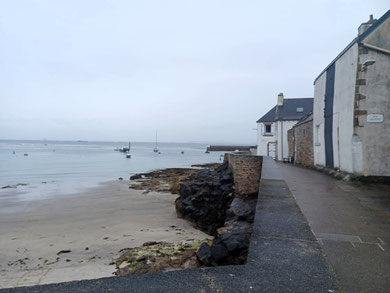Sur la droite, la maison qui sert de repère à l'entrée du port