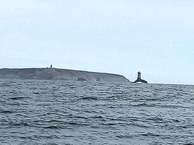 Au loin la pointe du Raz et le mythique phare de la Vieille