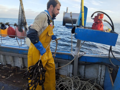 La pose des filets nécessite d'harassantes manipulations d'objets lourds