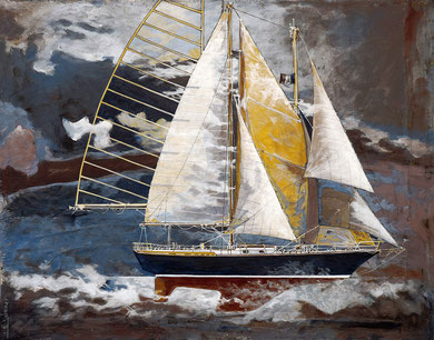 voilier de profil a la coque bleu foncé et des voiles blanches et jaune sur fond nuageux