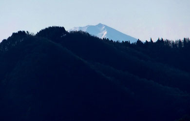 山陰から頭を覗かせる富士山