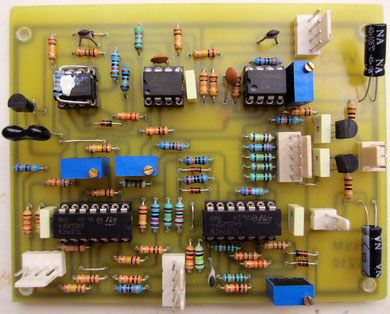 Insérer tous les IC en vérifiant bien le sens (redresser les pattes au préalable avec 2 cales en bois). Rajouter un peu de graisse thermique entre le tempco et le SSM (couplage thermique).