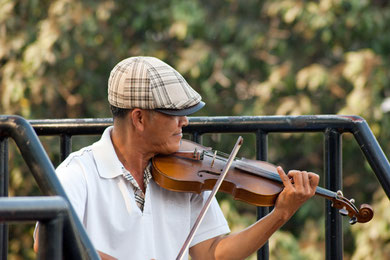 Geigenspieler auf der River Kwai Brücke