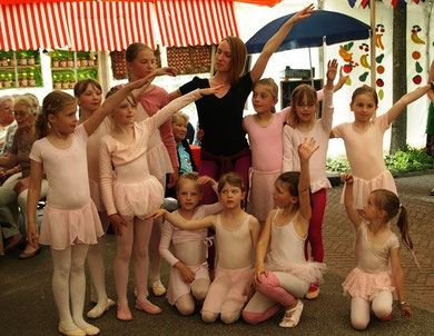 Zu einem kleinen Ausflug in die Klassik luden Ausbilderin Franziska von Koss    und ihre Ballettmädchen ein.