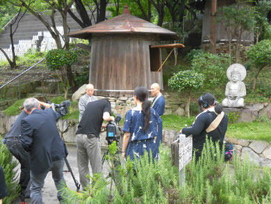 NHK東京さん　醤油樽前での取材風景