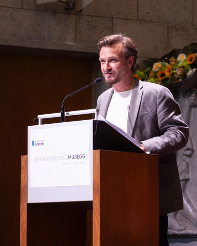 Christian Hodel hält die Festrede an der Maturafeier der Kantonsschule Musegg.