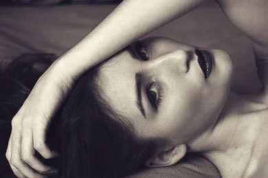 Clickandbay- woman-portrait-black-white