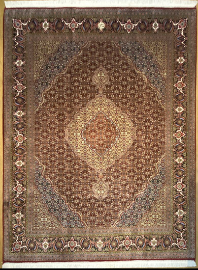 TABRIZ wool&silk  ドザールサイズOLDﾏﾗﾗﾝ MAZHABI工房　数年振りに素敵なﾏﾗﾗﾝが入手できました。草木染のとても美しい絨毯です。細かい絨毯の場合特に写真写りではその美しさが感じられにくいのが残念です。抜群の肌触りです。